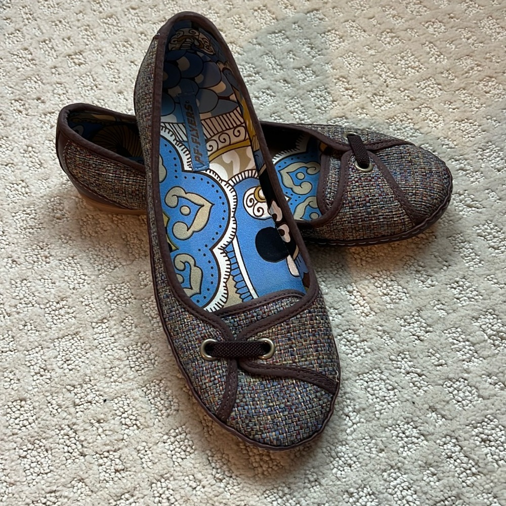 PF FLYERS Women’s fabric flats. Brown trim.